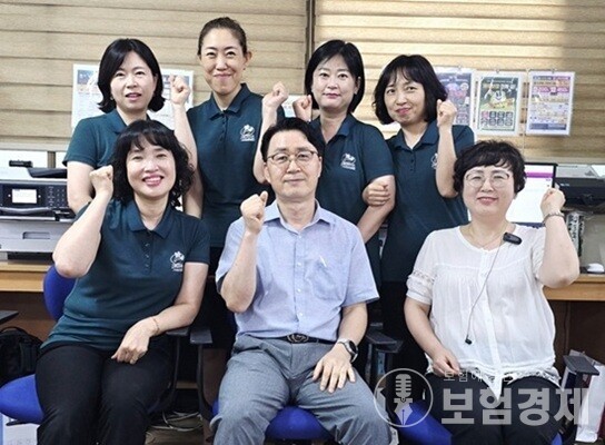 세왕지사의 For FP 핵심부서인 총무팀, 사진=제공윗줄 왼쪽부터 한정순·이선아·최은진·박서정 총무, 밑줄 왼쪽 김원희 과장·박재금 본부장(가운데)·조현주 차장